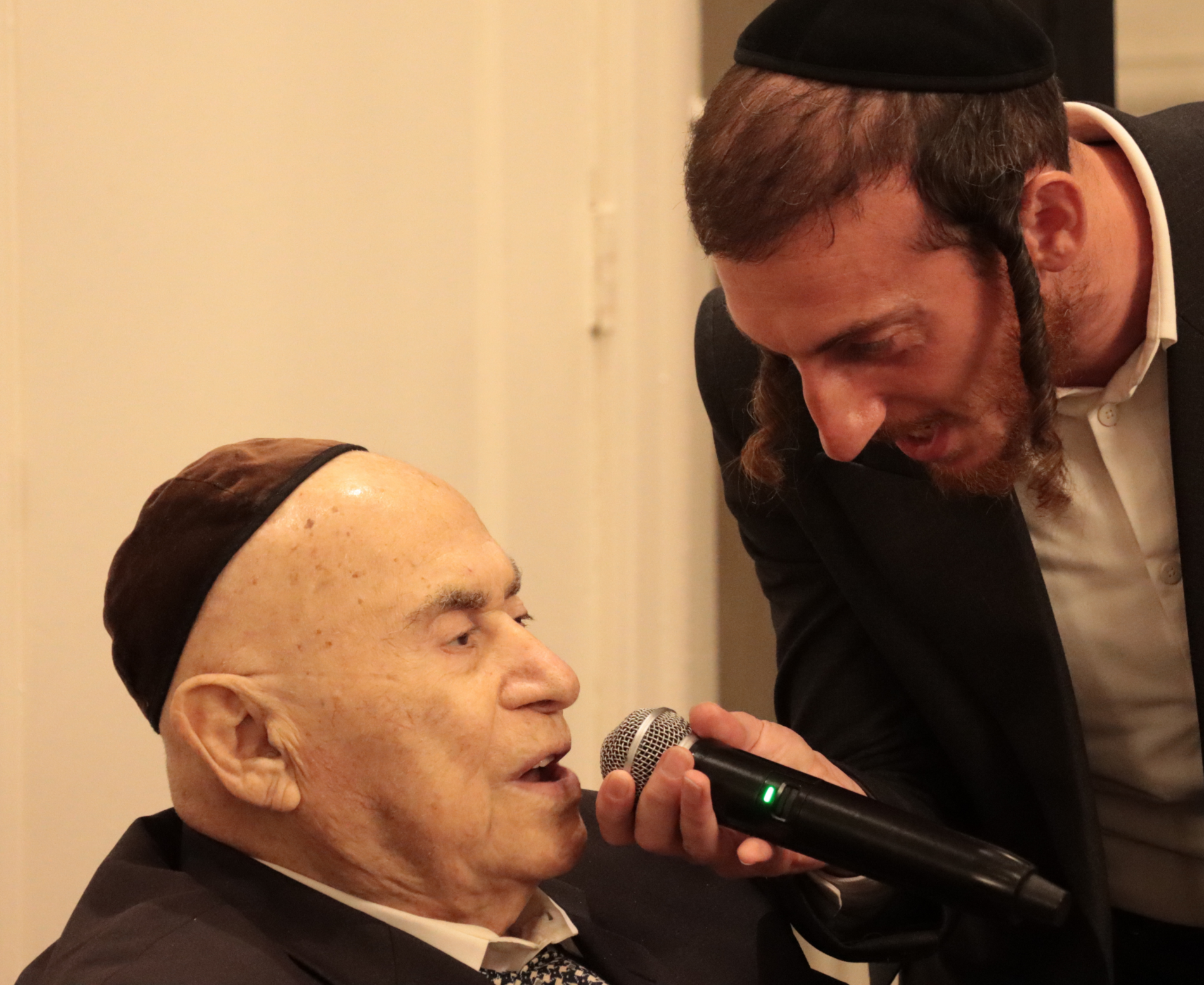 David Einhorn singing with Shulem Lemmer